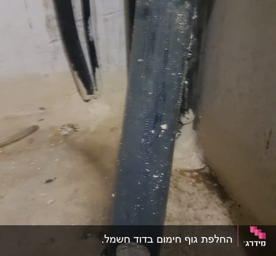 צינור שמש עם הצטברות אבנית על הרצפה